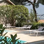 Oda ve Kahvaltı Eden Jacuzzi Pool Domaso