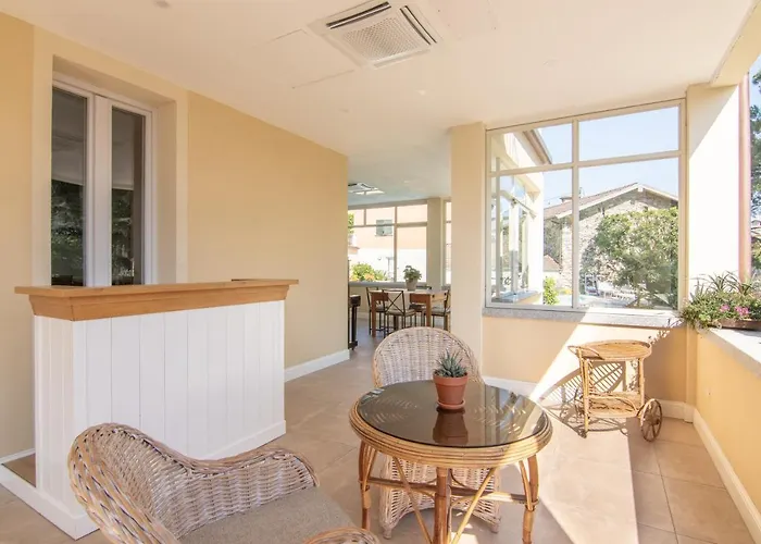 Eden Jacuzzi Pool Bed & Breakfast