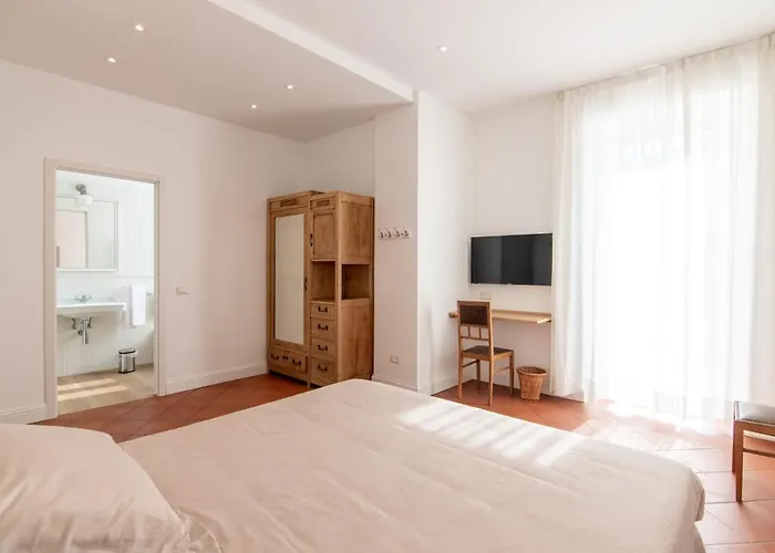 Eden Jacuzzi Pool Bed & Breakfast